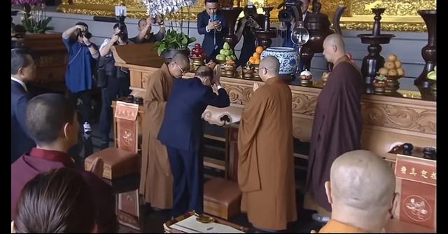 97歲知名大咖現身慈山寺拜佛「爆求長命百歲」　旁人攙扶「佛堂下跪」畫面曝光