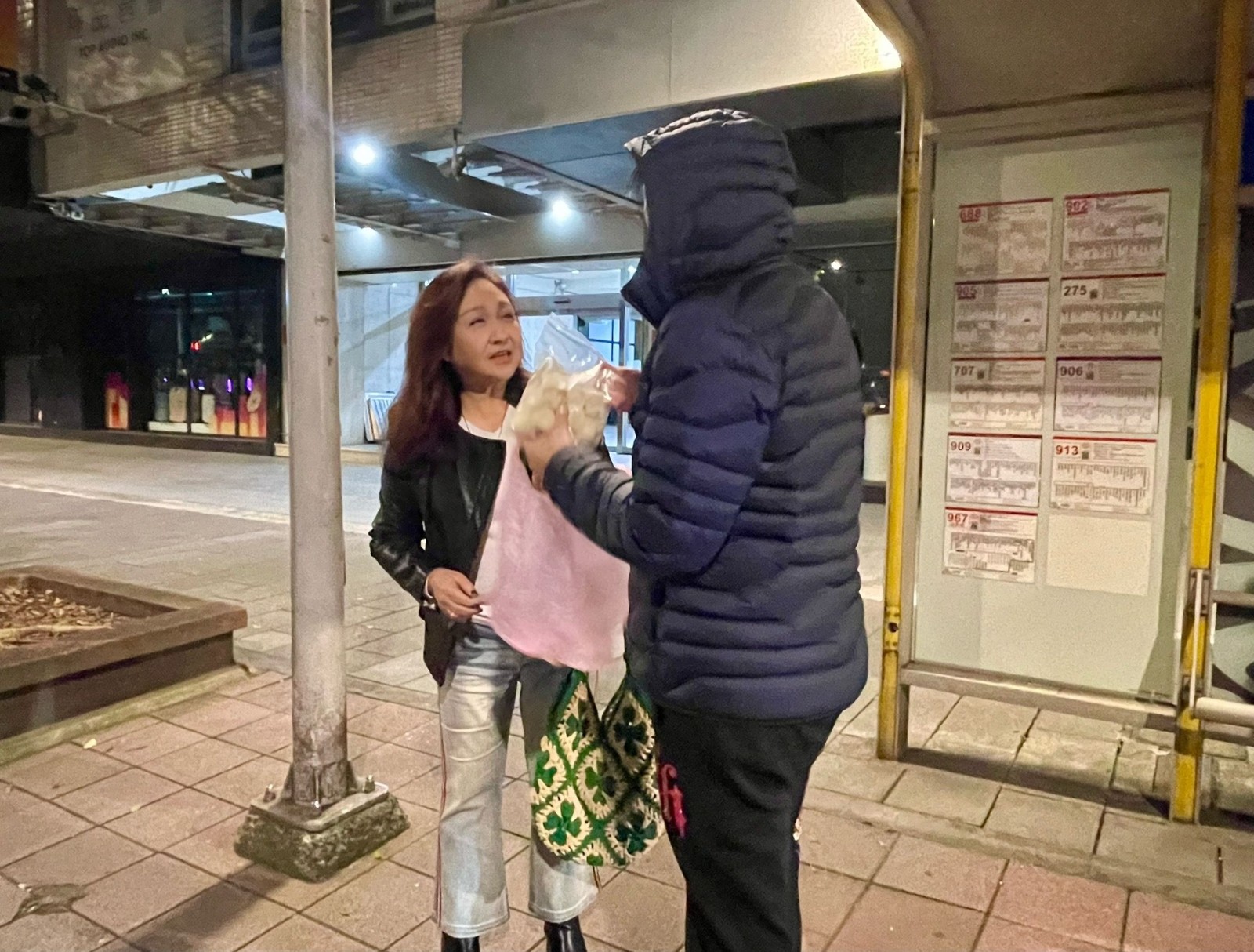 民歌天后賣水餃？路邊被巧遇「爆瘦10公斤認不出」　突對老公喊：離我遠一點