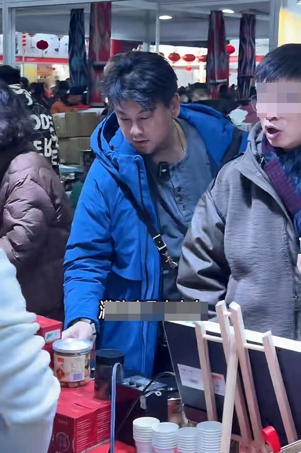 當年紅極一時！47歲男星接地氣「市場辦年貨」討價還價　「打扮像中年大叔」網愣：太落魄了