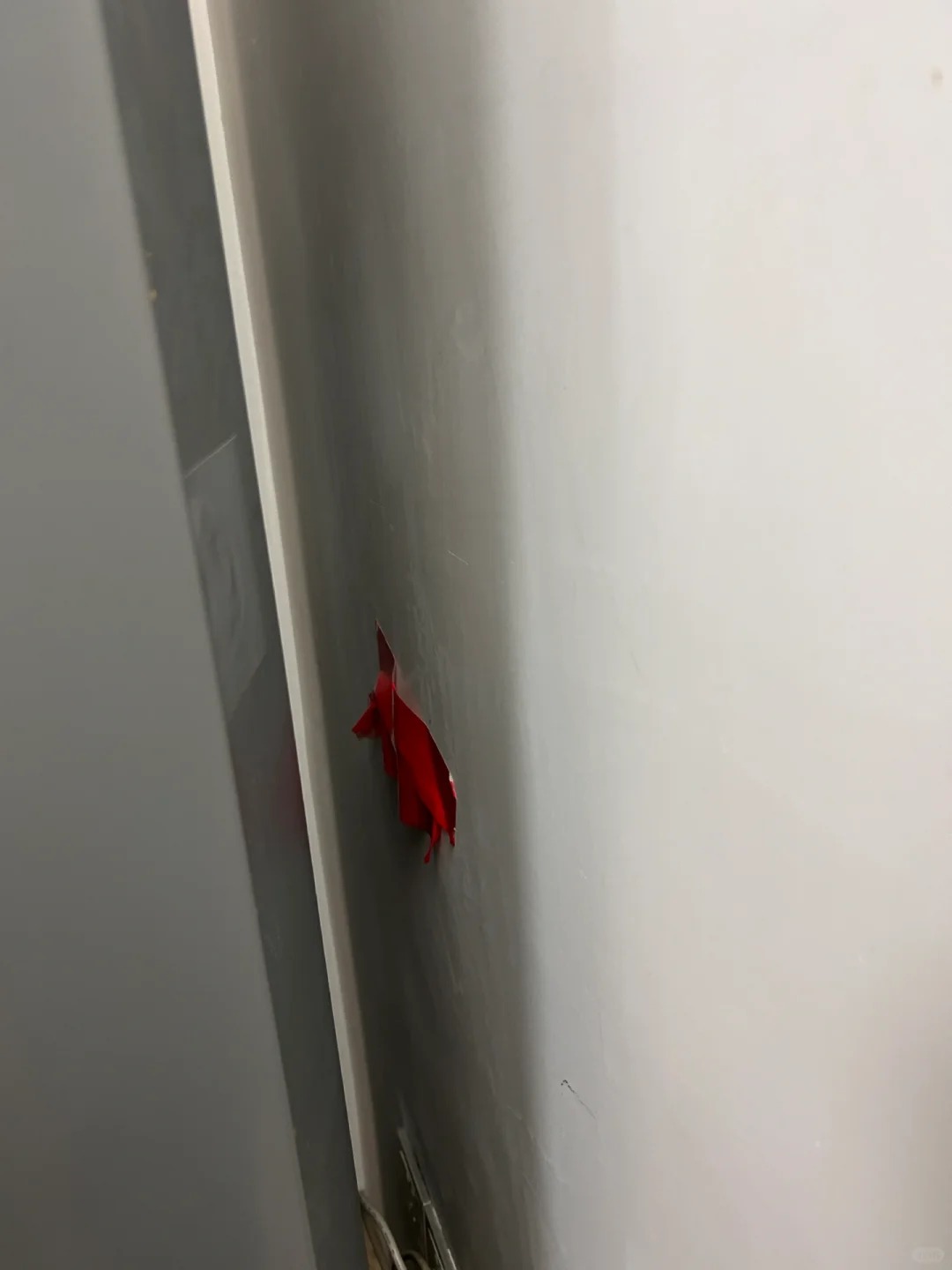 鄰居也被貼！她回家發現「大門被貼詭異紅紙」直接伸手撕掉　網友一看急勸「趕快貼回去」：不然會出事