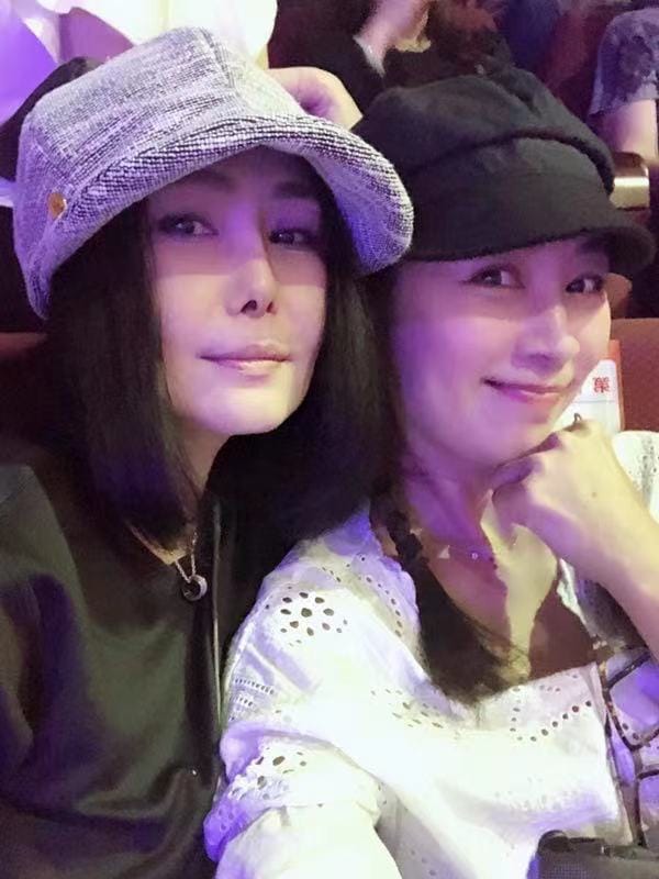 粉絲嚇壞！59歲玉女女星「突曬插針照」進醫院　驚爆罹癌「親回8字」報平安