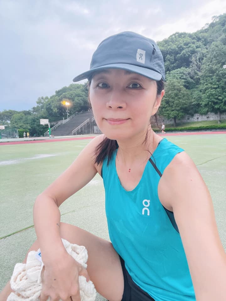 粉絲嚇壞！59歲玉女女星「突曬插針照」進醫院　驚爆罹癌「親回8字」報平安