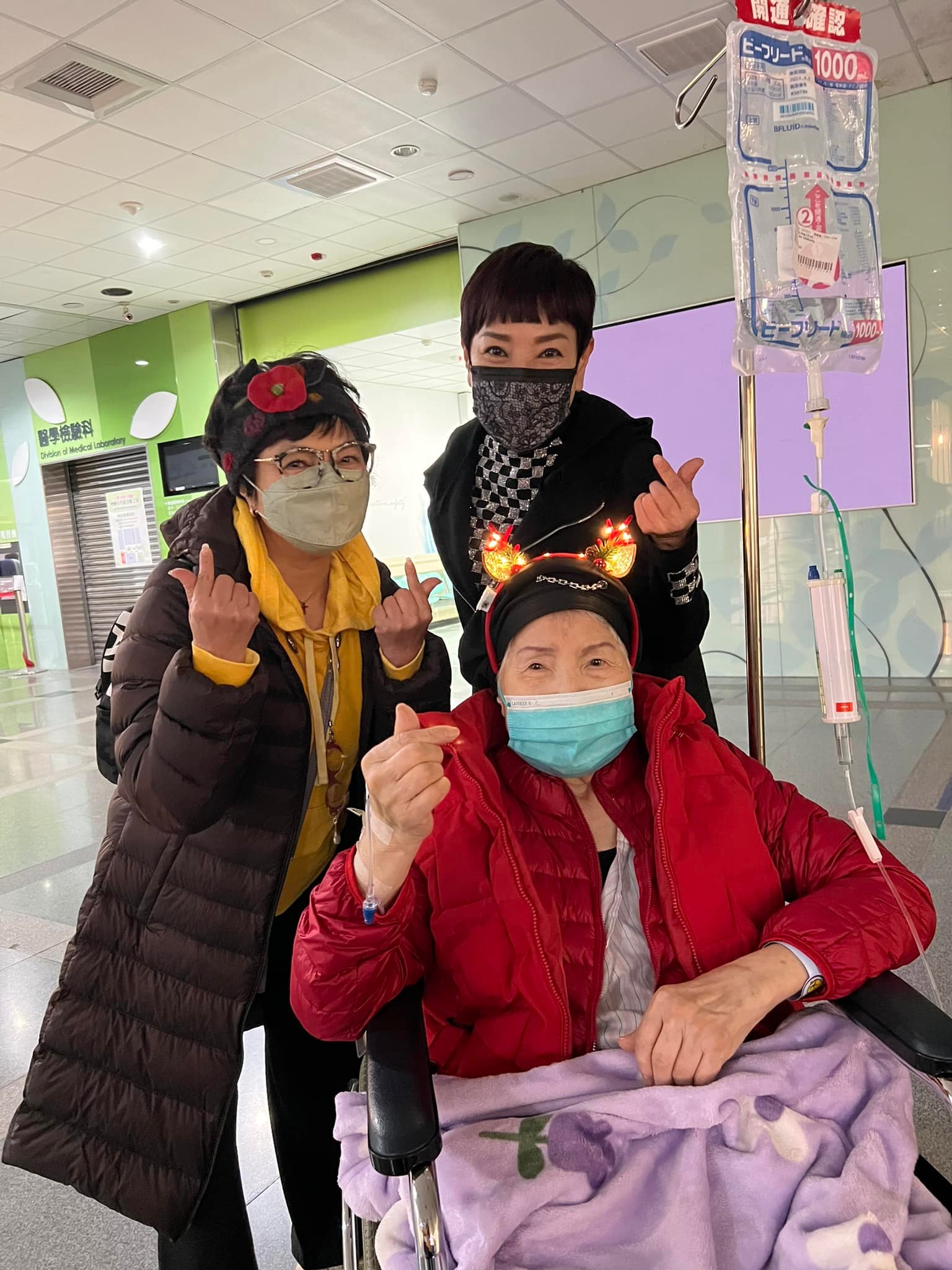 62歲女星驚傳在家跌倒「重創脊椎」　醫示警「竟是1原因惹禍」：老年人最怕