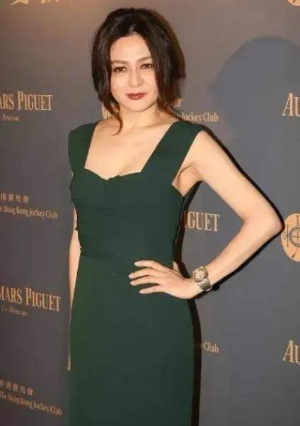 62歲第一美人爆豪宅「依偎小鮮肉」　「逆齡美顏曝光」同框根本同齡人