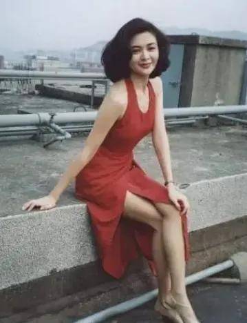 62歲第一美人爆豪宅「依偎小鮮肉」　「逆齡美顏曝光」同框根本同齡人