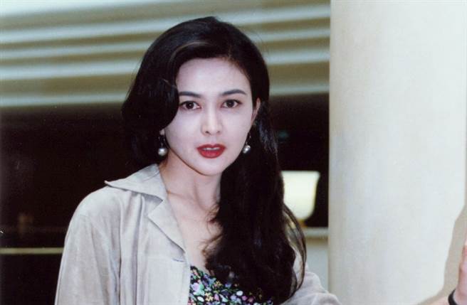 62歲第一美人爆豪宅「依偎小鮮肉」　「逆齡美顏曝光」同框根本同齡人