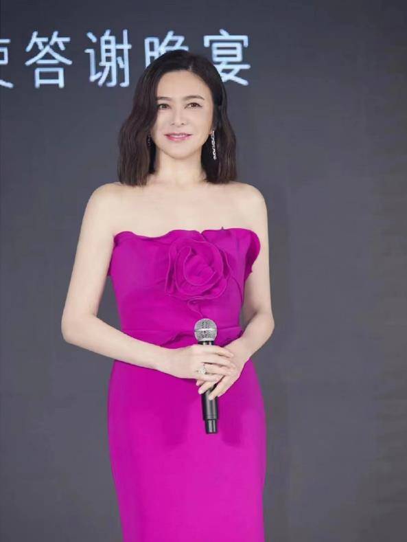 62歲第一美人爆豪宅「依偎小鮮肉」　「逆齡美顏曝光」同框根本同齡人