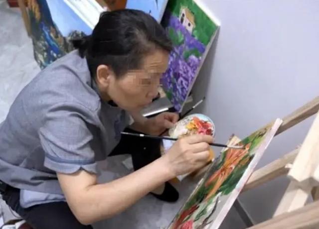爸媽40歲才生她超寵!女子長太漂亮「55歲沒上過一天班」 3婚3離回娘家啃老「顏值曝光」網友唏噓