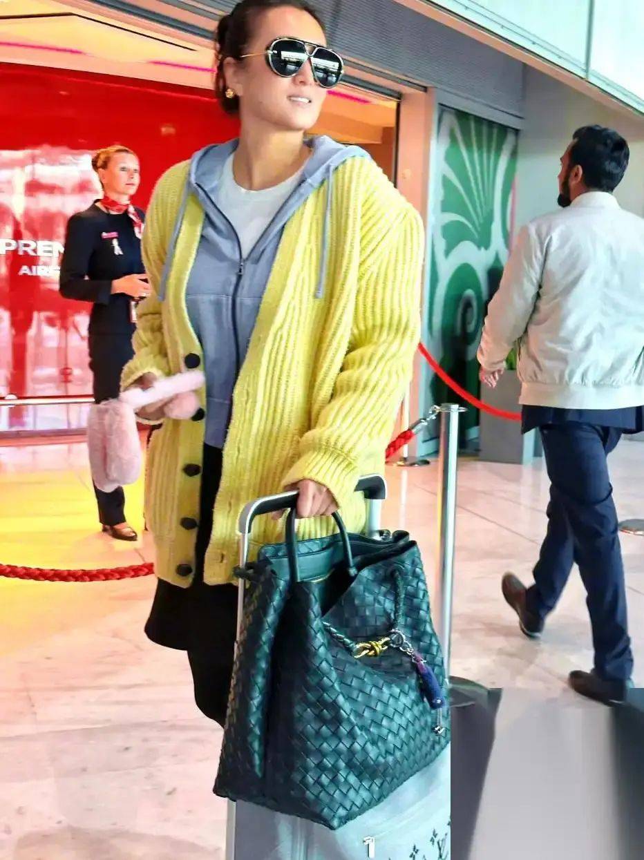 資深影后機場放飛！奶奶衫配少女裙「洋氣又減齡」　素顏「59歲宛如28歲」