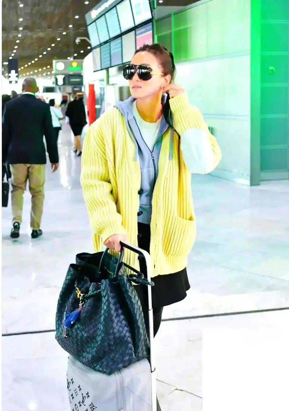 資深影后機場放飛！奶奶衫配少女裙「洋氣又減齡」　素顏「59歲宛如28歲」