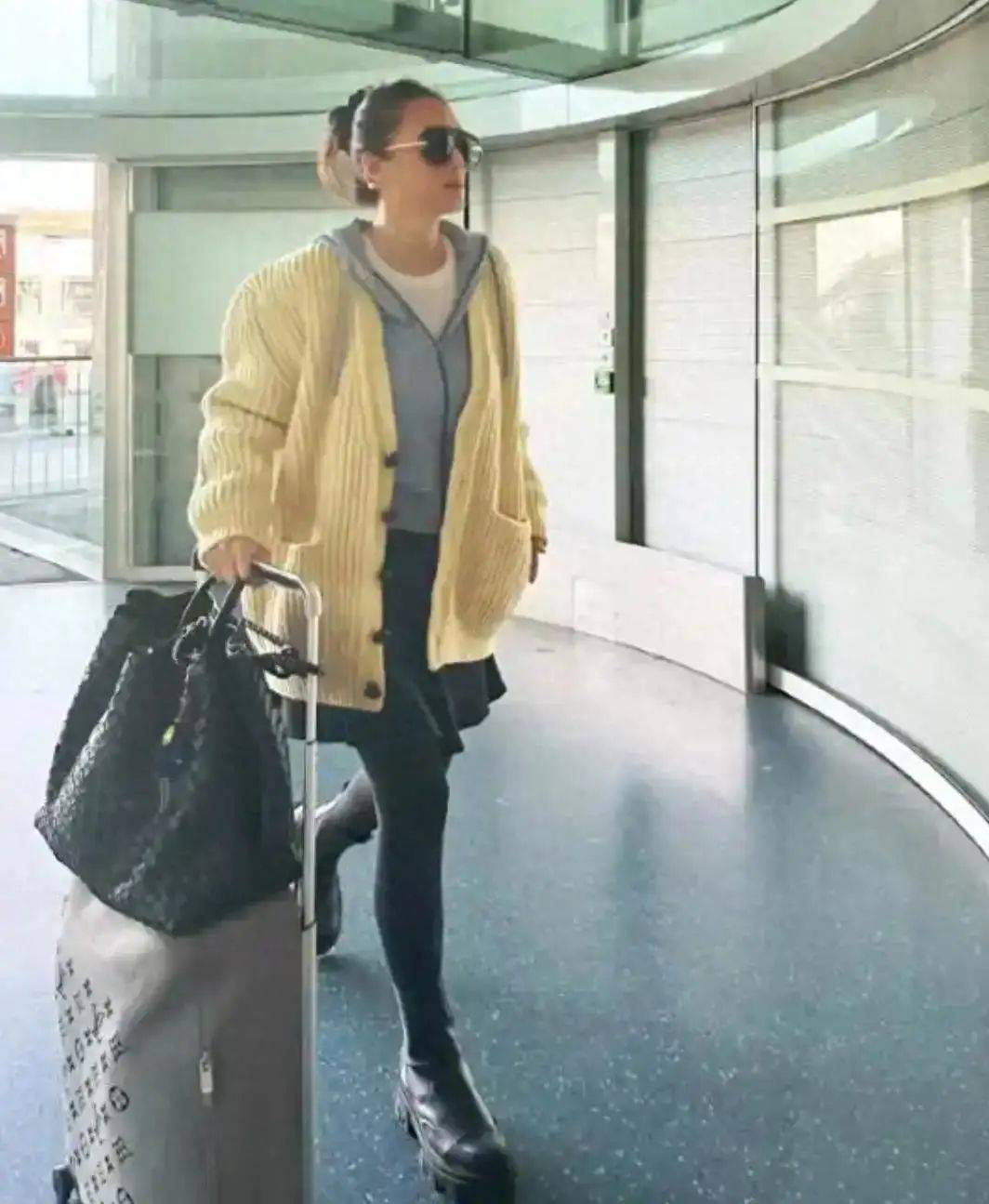 資深影后機場放飛！奶奶衫配少女裙「洋氣又減齡」　素顏「59歲宛如28歲」