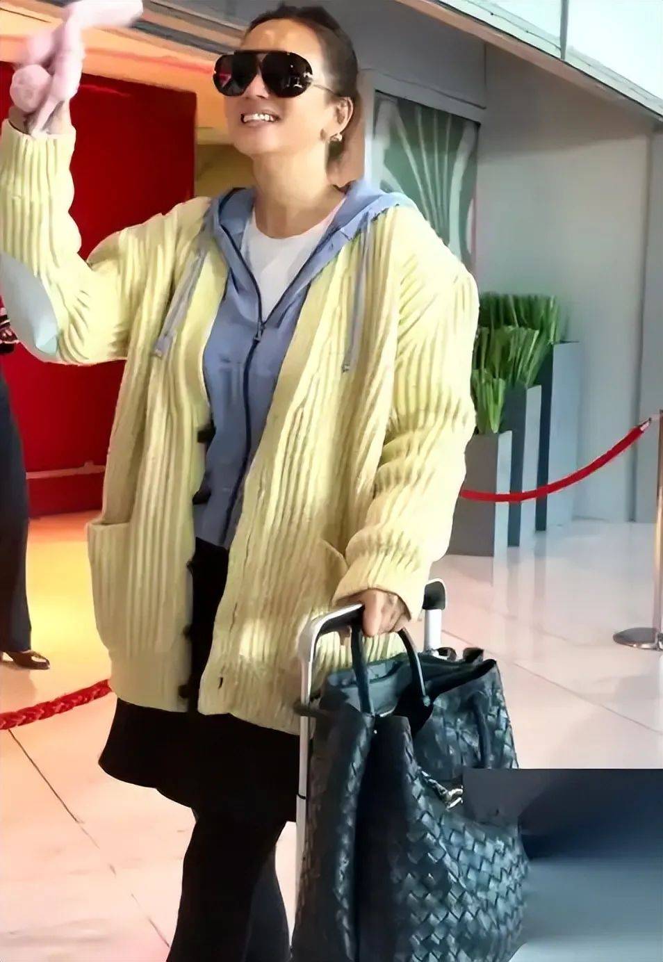 資深影后機場放飛！奶奶衫配少女裙「洋氣又減齡」　素顏「59歲宛如28歲」