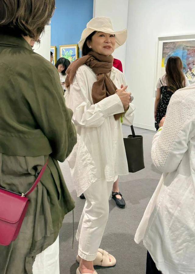 看畫展偶遇女神！林青霞「一身純白造型」不顯圓潤　放大一看「穿搭小細節」：是東方美學標竿
