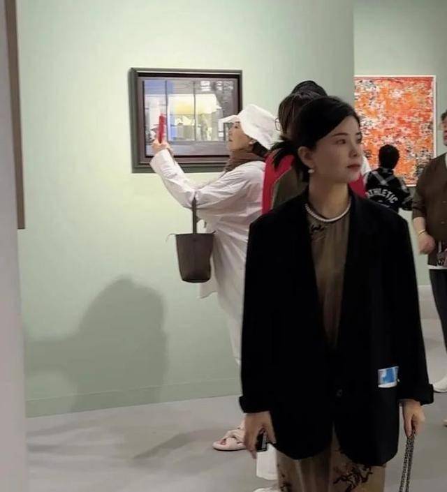 看畫展偶遇女神！林青霞「一身純白造型」不顯圓潤　放大一看「穿搭小細節」：是東方美學標竿