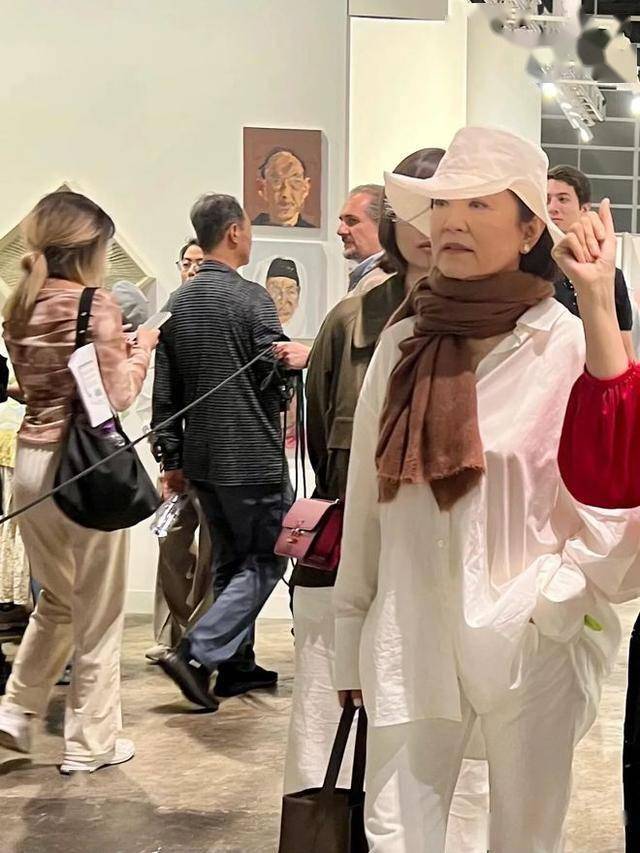 看畫展偶遇女神！林青霞「一身純白造型」不顯圓潤　放大一看「穿搭小細節」：是東方美學標竿