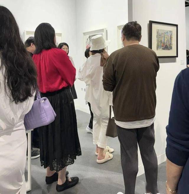 看畫展偶遇女神！林青霞「一身純白造型」不顯圓潤　放大一看「穿搭小細節」：是東方美學標竿