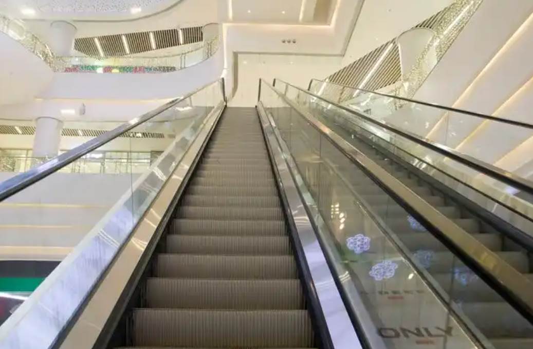意外發現「波浪狀手扶梯」 到底有何用意？路人搖頭「根本多此一舉」內行人曝超貼心用途