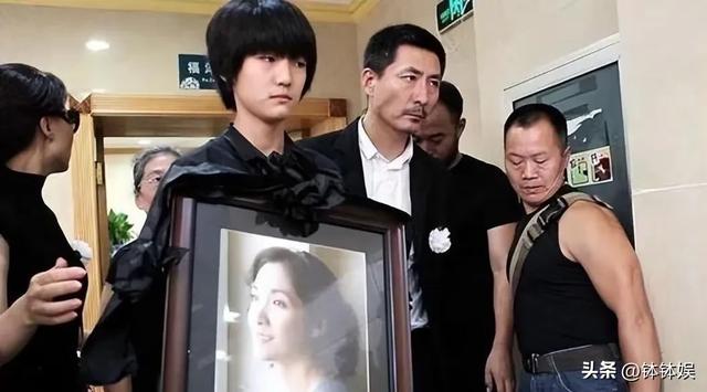 前妻離世13年！資深男星「每年偕女墓地祭拜」　「女兒長相隨媽媽」網啜泣