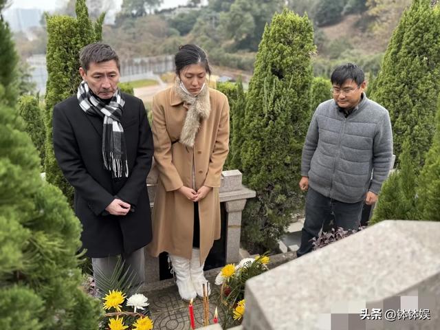 前妻離世13年！資深男星「每年偕女墓地祭拜」　「女兒長相隨媽媽」網啜泣