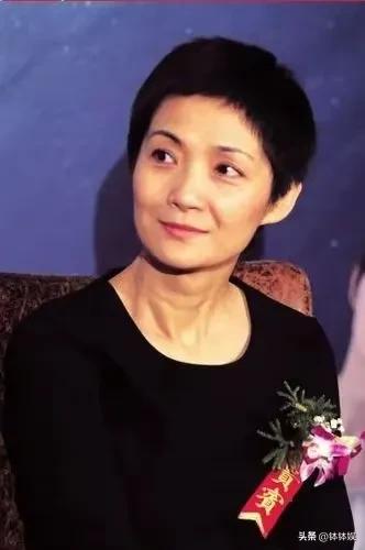 前妻離世13年！資深男星「每年偕女墓地祭拜」　「女兒長相隨媽媽」網啜泣