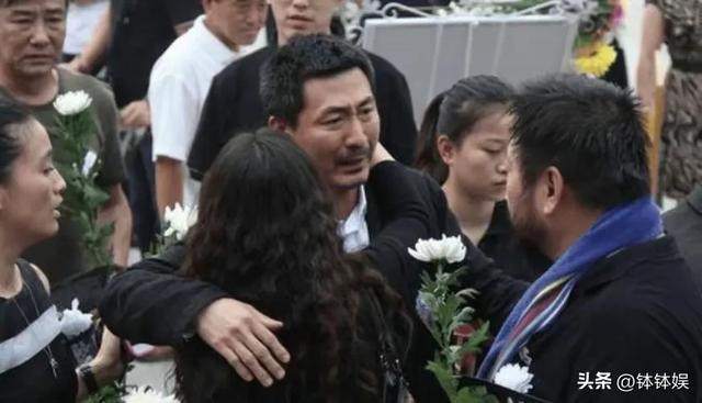 前妻離世13年！資深男星「每年偕女墓地祭拜」　「女兒長相隨媽媽」網啜泣