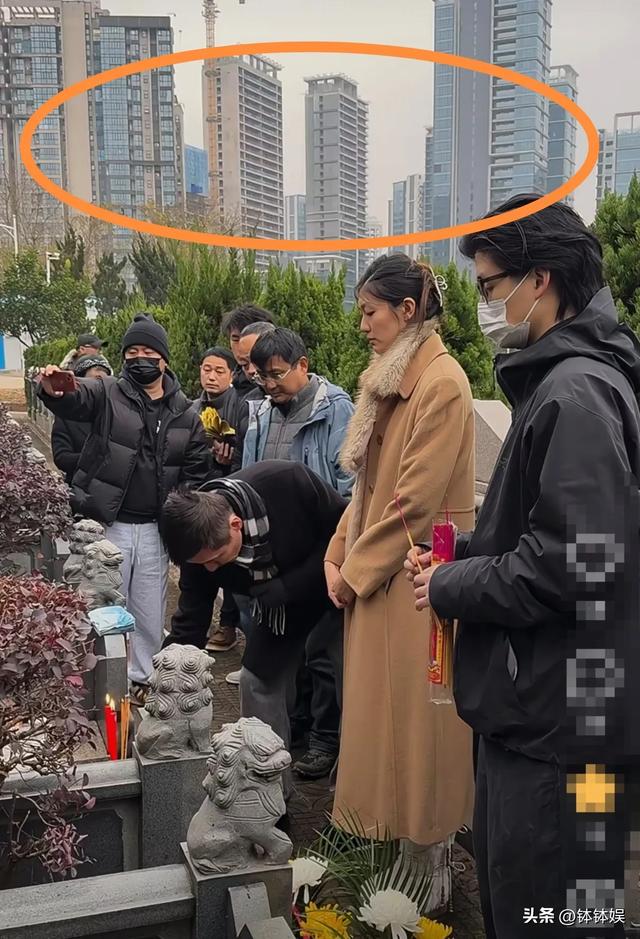 前妻離世13年！資深男星「每年偕女墓地祭拜」　「女兒長相隨媽媽」網啜泣