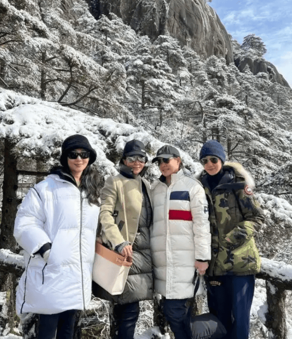 59歲女星登黃山被偶遇！穿長羽絨服「外搭這一件」　「不顯胖還時尚」吸引全場焦點