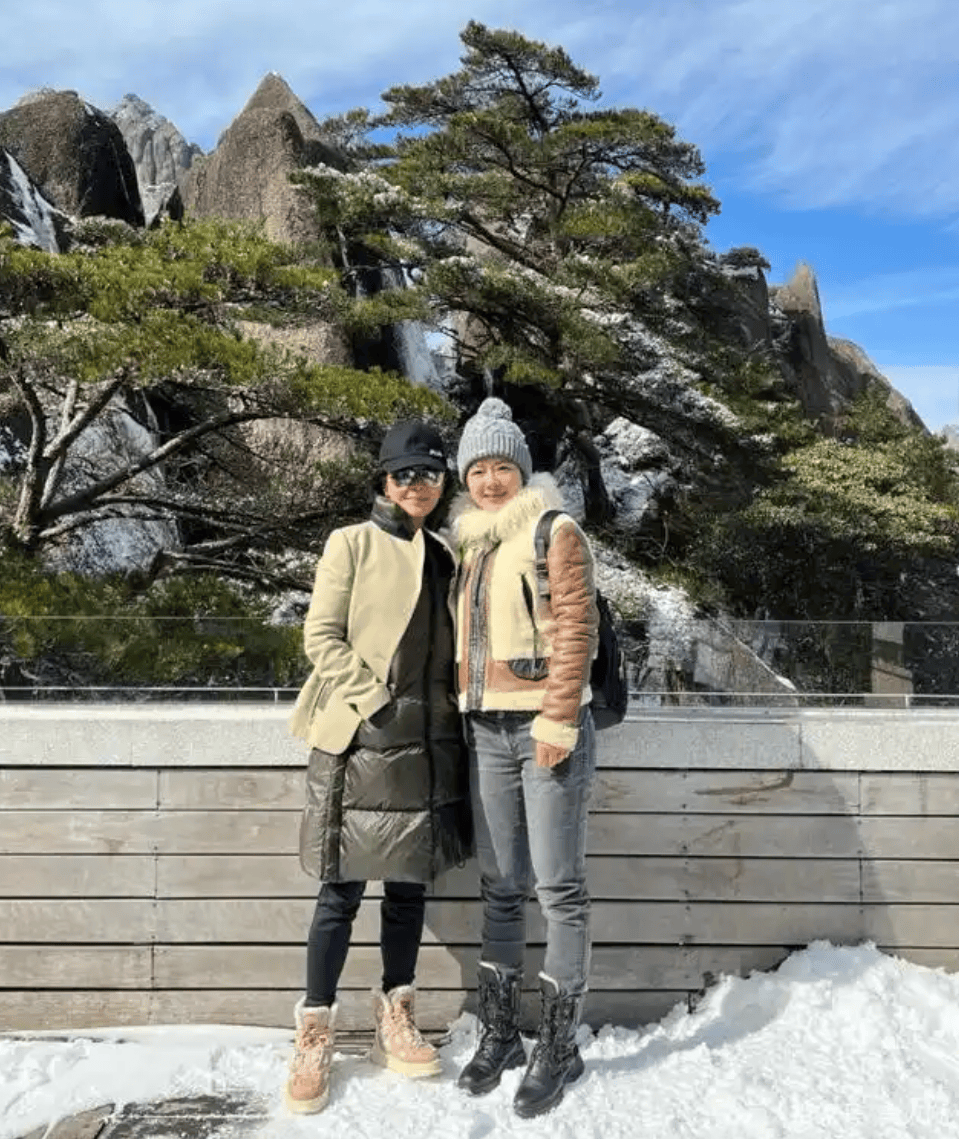 59歲女星登黃山被偶遇！穿長羽絨服「外搭這一件」　「不顯胖還時尚」吸引全場焦點