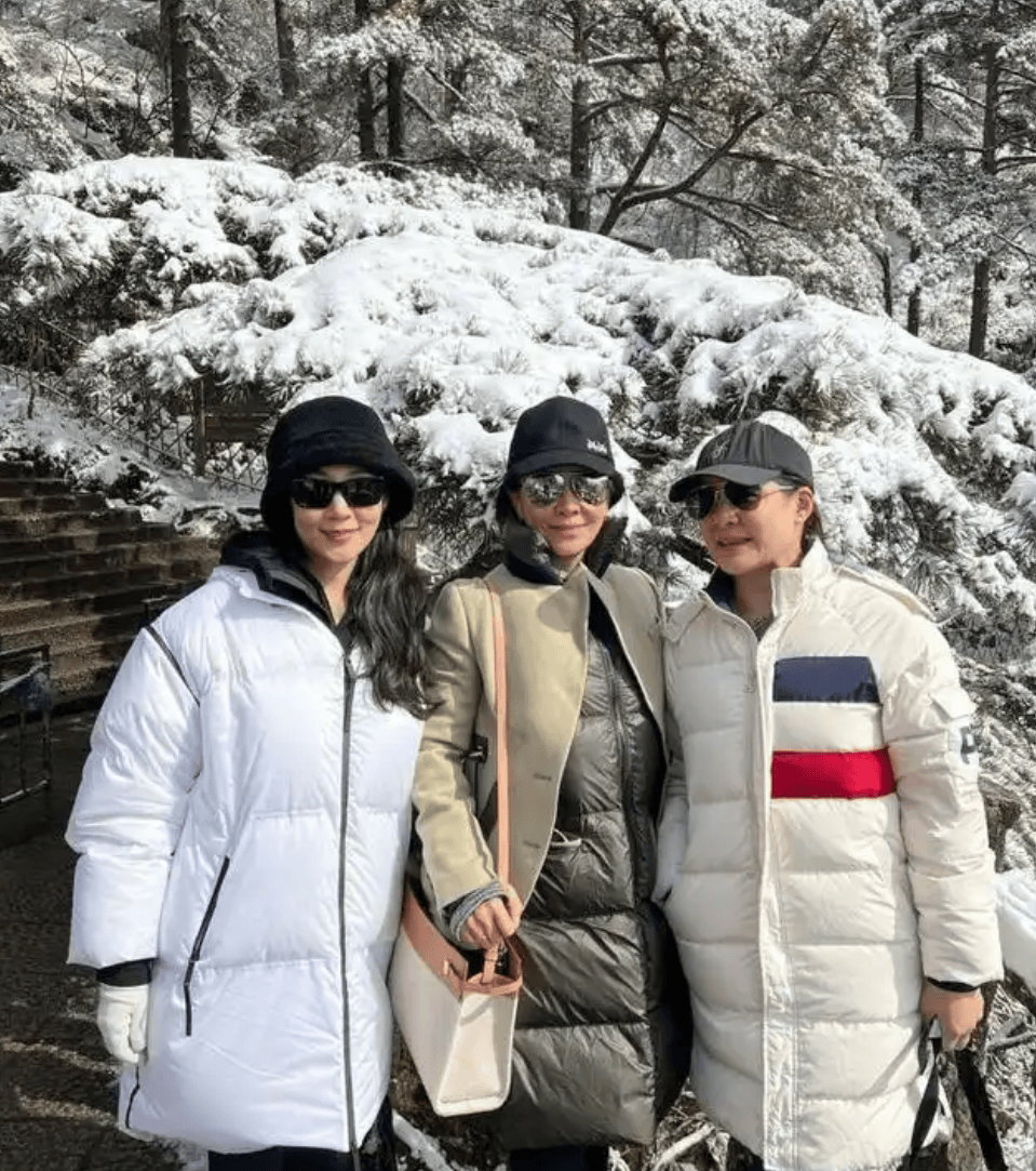 59歲女星登黃山被偶遇！穿長羽絨服「外搭這一件」　「不顯胖還時尚」吸引全場焦點