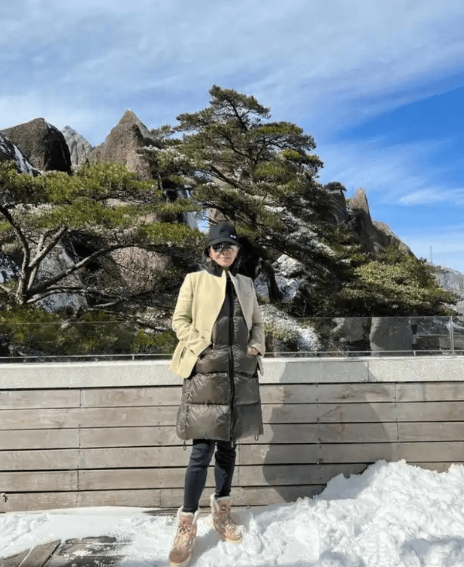 59歲女星登黃山被偶遇！穿長羽絨服「外搭這一件」　「不顯胖還時尚」吸引全場焦點