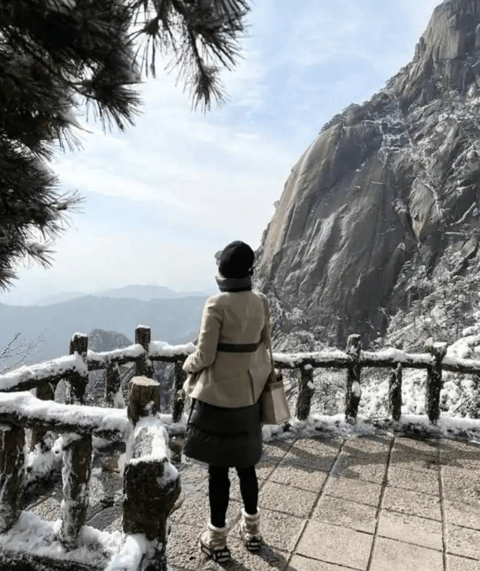 59歲女星登黃山被偶遇！穿長羽絨服「外搭這一件」　「不顯胖還時尚」吸引全場焦點