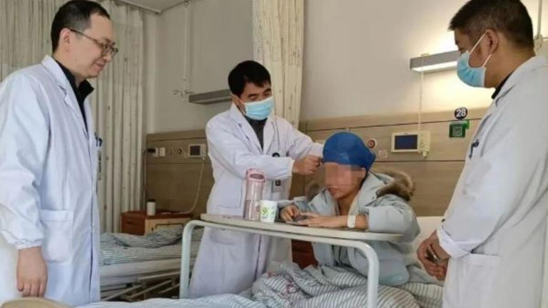 爸爸95％燒傷！22歲女剃髮「捐出全部頭皮」救父　躺病床「心痛發聲」網哽咽：孝女難得