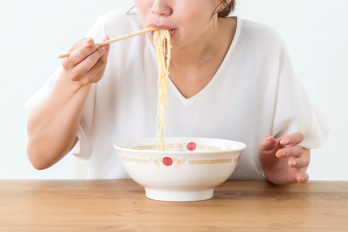 帶孫子去吃麵！陌生鄰桌「猛盯婦人一直看」急勸：快去醫院　一檢查「結果讓她嚇壞」3徵兆沒注意