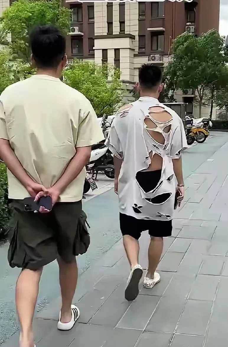 沒錢買衣服？他穿「超破爛上衣上街」路人全看傻　知情人曝「價格出乎意料」：貧窮限制想像