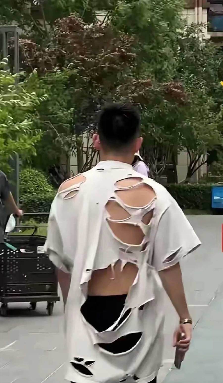 沒錢買衣服？他穿「超破爛上衣上街」路人全看傻　知情人曝「價格出乎意料」：貧窮限制想像