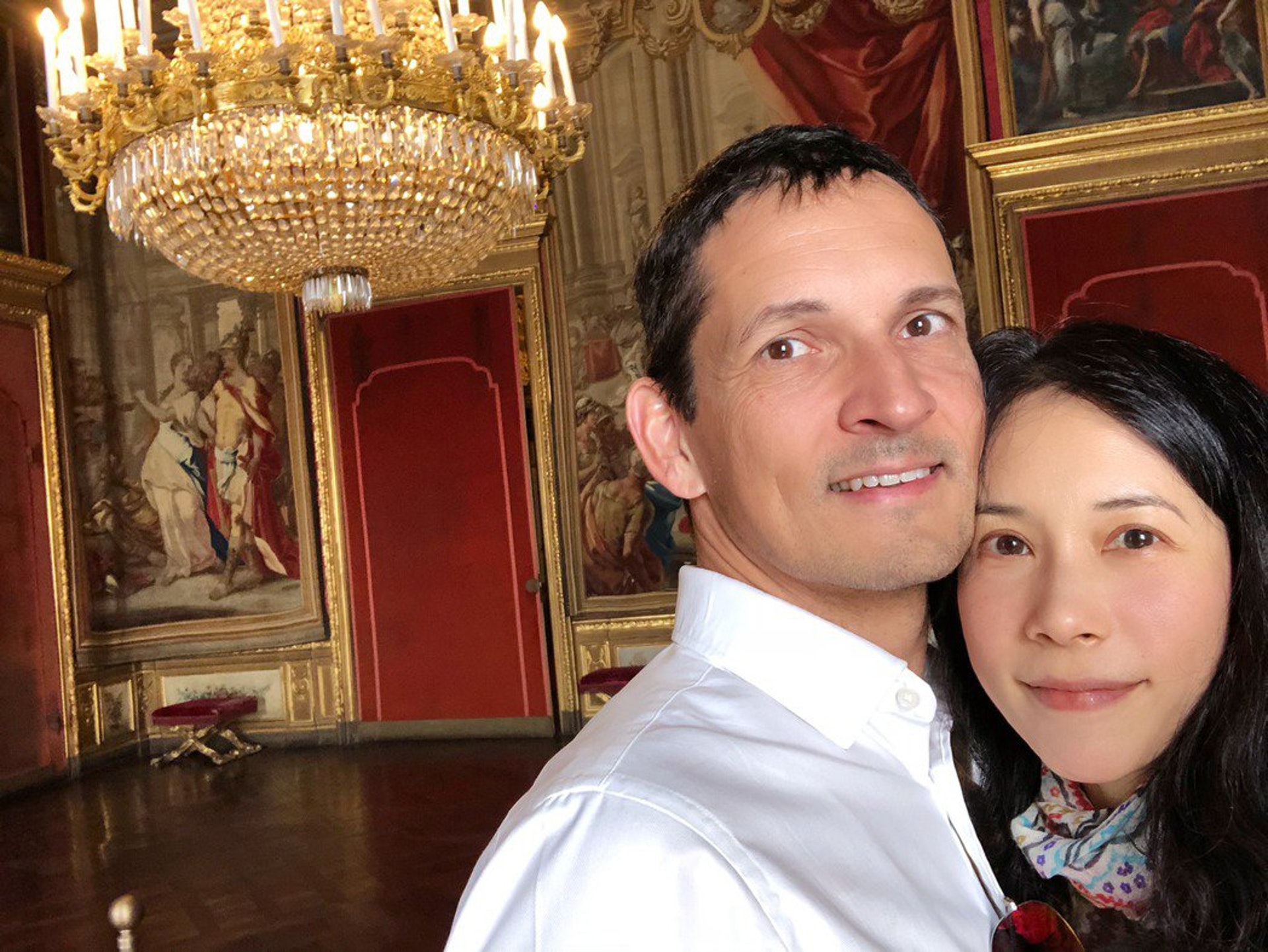 演藝圈腿精！55歲歌后「穿透視裝配漁網襪」　狠贏年輕女團「一往下看」美出了新高度