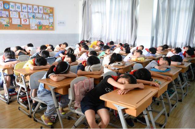 國小老師「傳學生午睡照」到家長群組！10秒後驚覺不對「想收回已來不及」一票家長氣瘋