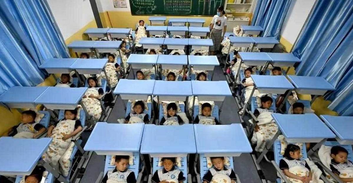 國小老師「傳學生午睡照」到家長群組！10秒後驚覺不對「想收回已來不及」一票家長氣瘋