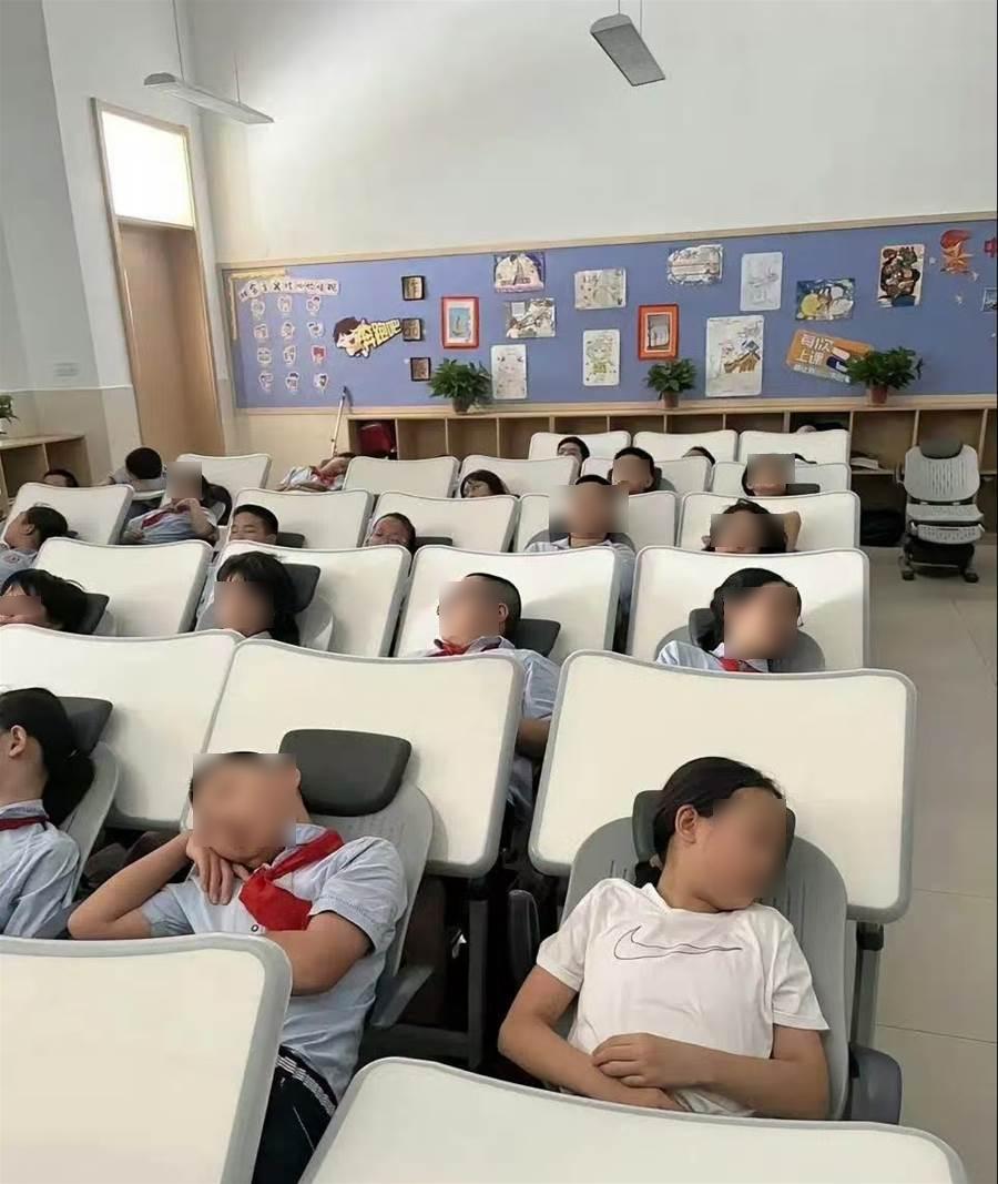 國小老師「傳學生午睡照」到家長群組！10秒後驚覺不對「想收回已來不及」一票家長氣瘋