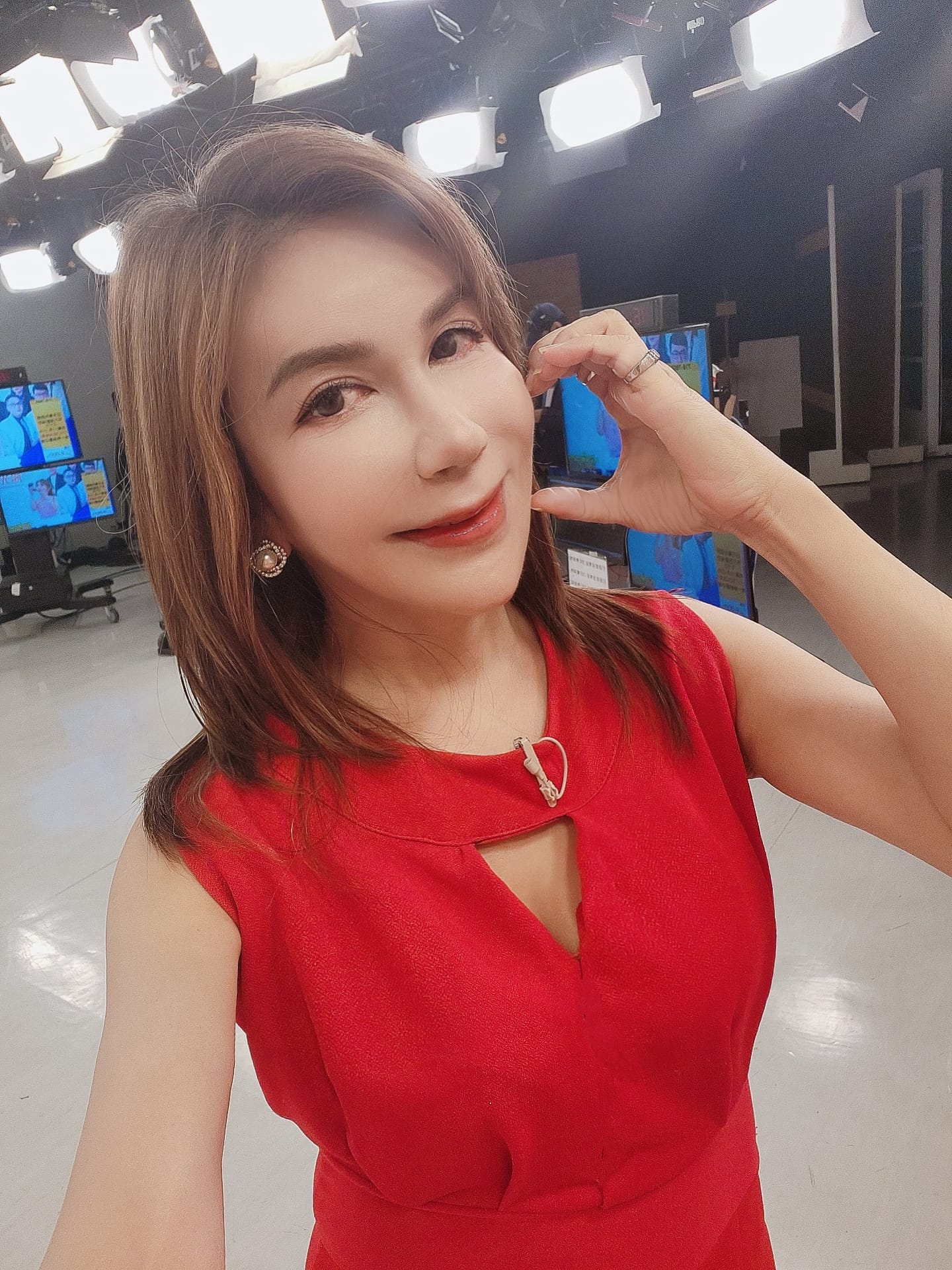 資深女星王瀞文眼部手術驚魂記：從誤診到重見光明的漫長旅程