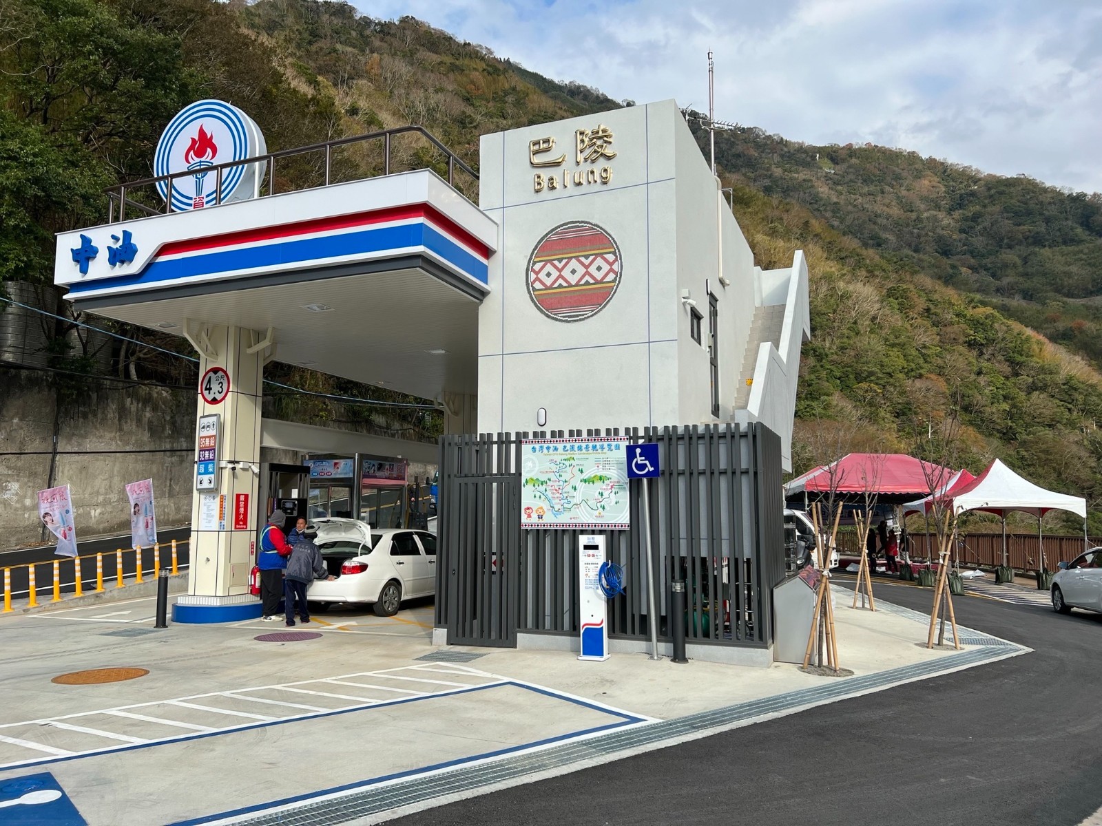 單獨開車加油！駕駛被問「今天載老婆來喔」愣：沒有啊　一星期後「工讀生接到電話」：抓交替