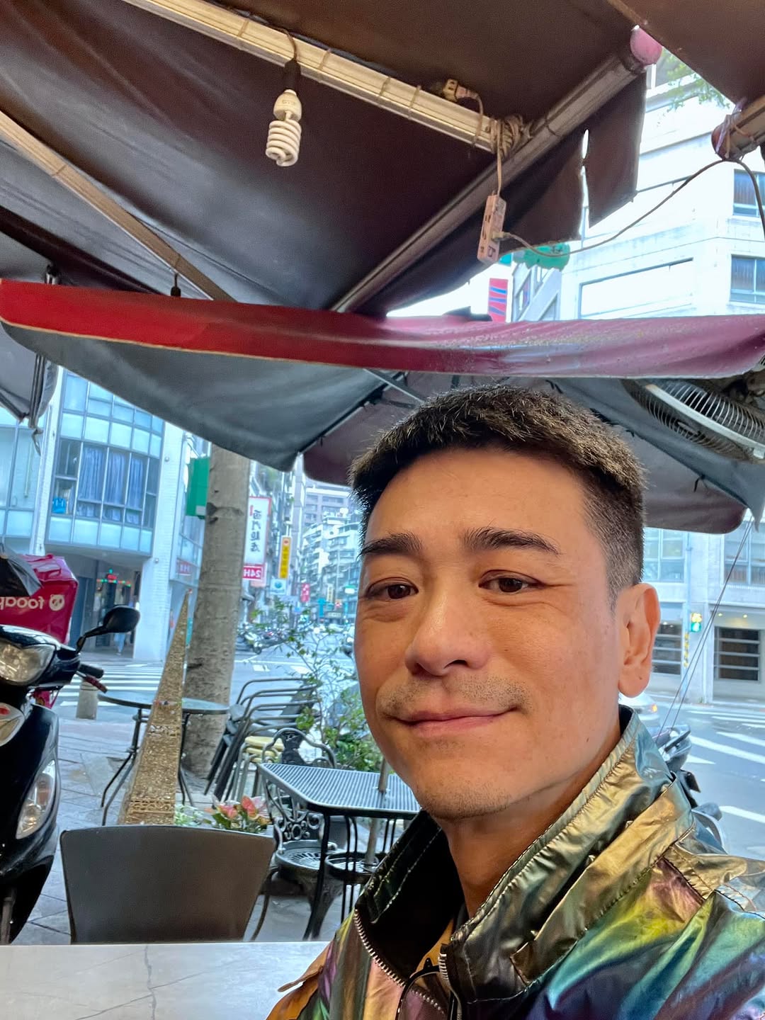 從星光到骨療：50歲香港男星李忠希的華麗轉身，連明星都搶著預約！