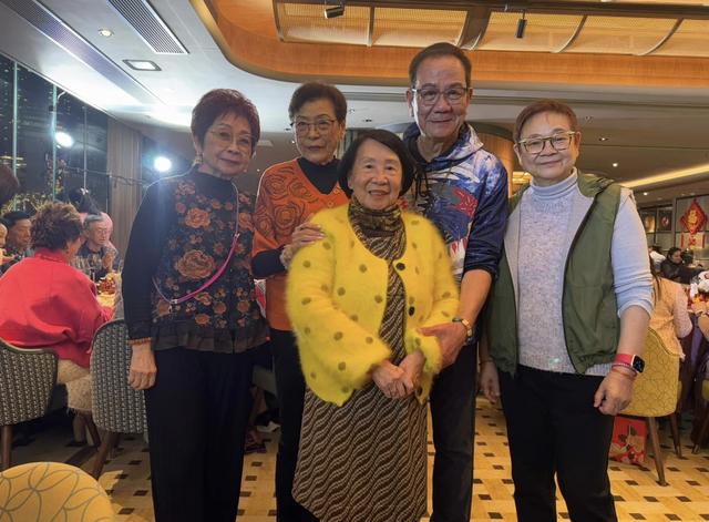 知名大咖「93歲壽宴四代同堂」子女從國外趕回來　兒孫簇擁「合照12歲曾孫」畫面動人