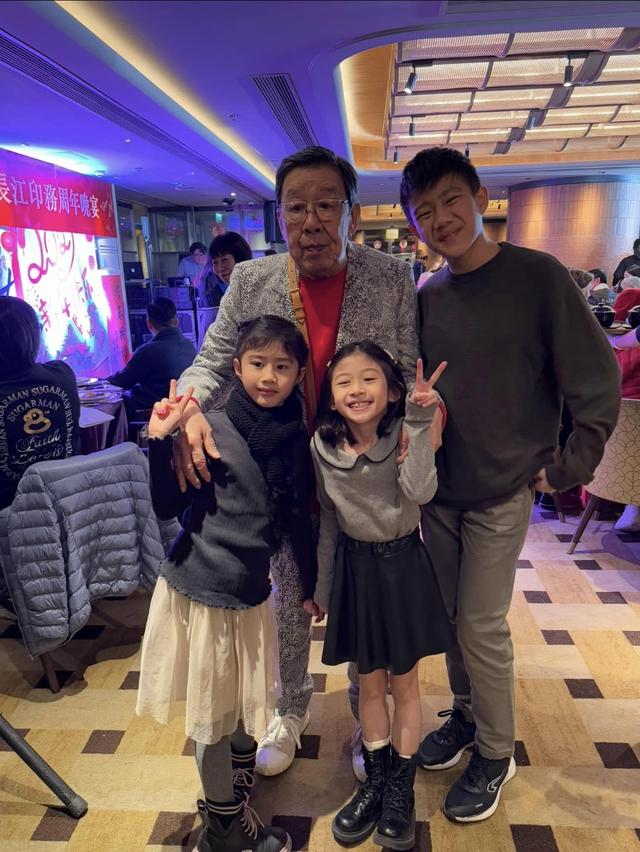 知名大咖「93歲壽宴四代同堂」子女從國外趕回來　兒孫簇擁「合照12歲曾孫」畫面動人