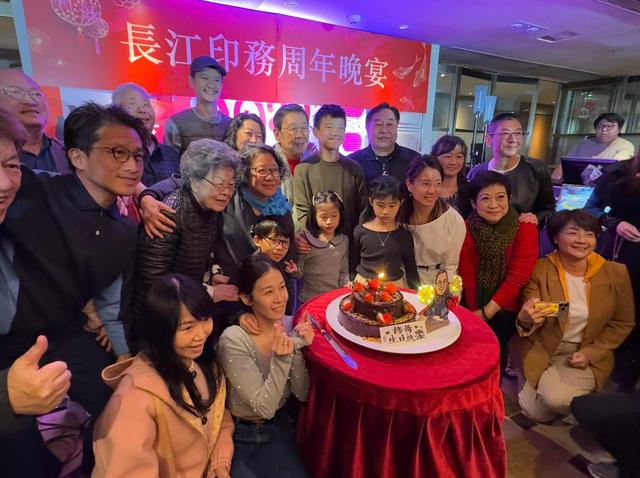 知名大咖「93歲壽宴四代同堂」子女從國外趕回來　兒孫簇擁「合照12歲曾孫」畫面動人