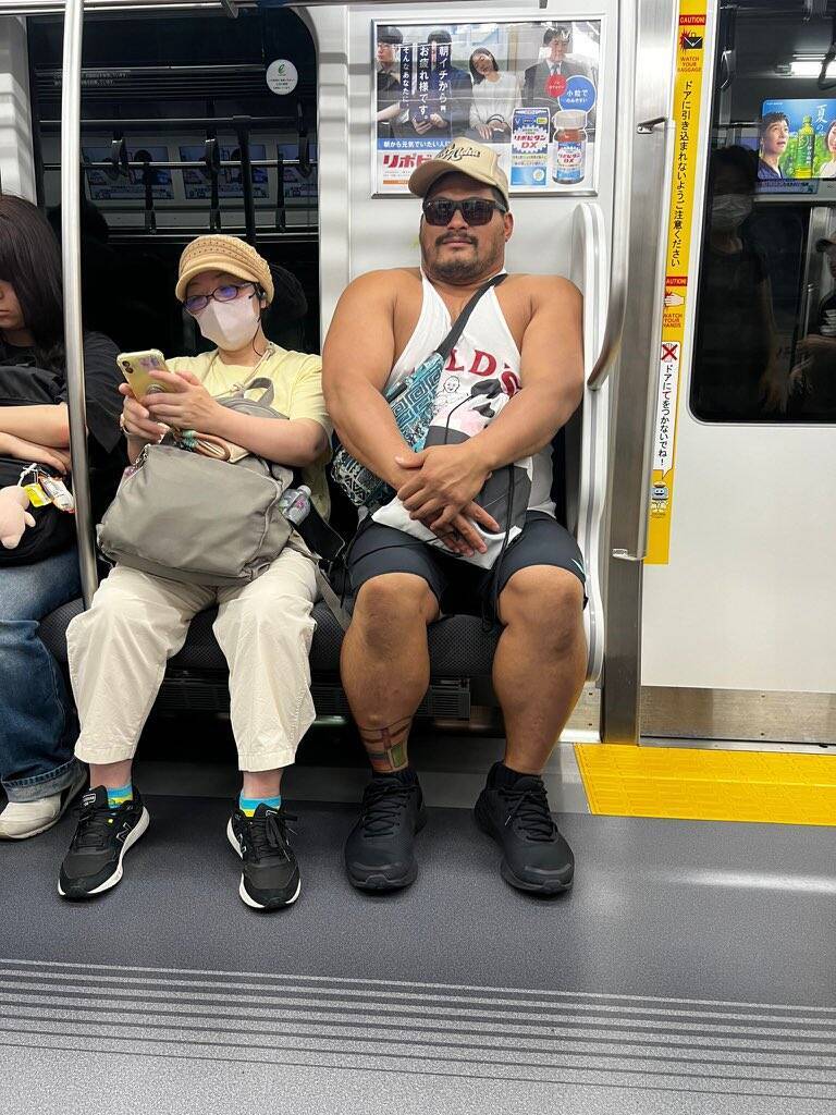 怕影響旁邊乘客！壯碩男搭車「努力縮小自己」狂縮肩　一看竟是「厲害大咖名人」網讚爆：真男人