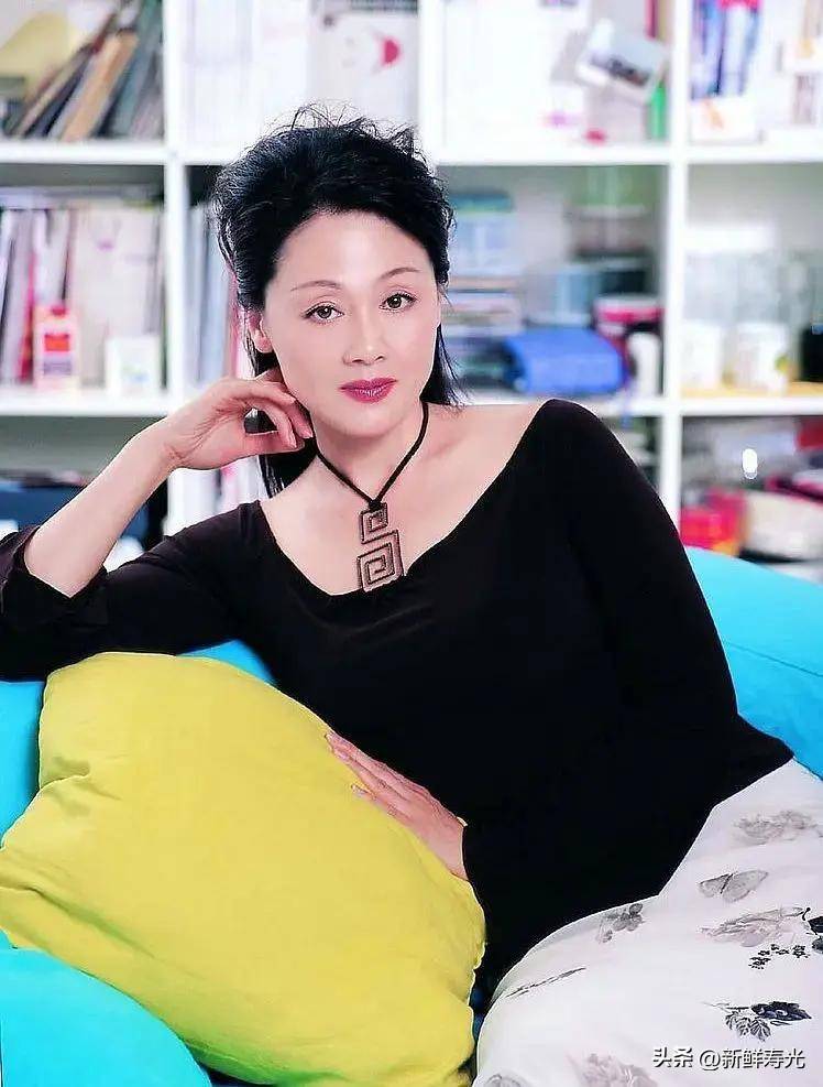 資深女星當外婆！女婿是「當紅小生」長相帥氣　親家「當年是名主播」來頭不小