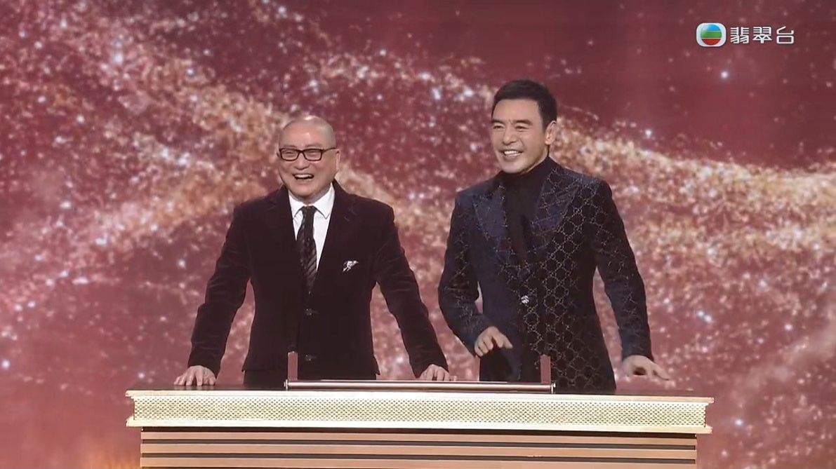 再婚11年！71歲男星頒獎典禮上「愛妻視角流出」　「美妻神似關之琳」私下是好繼母