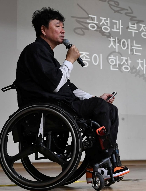 大咖男星「遇重大車禍」被判終身癱瘓！25年妻淚訴「像活在地獄」：想離婚