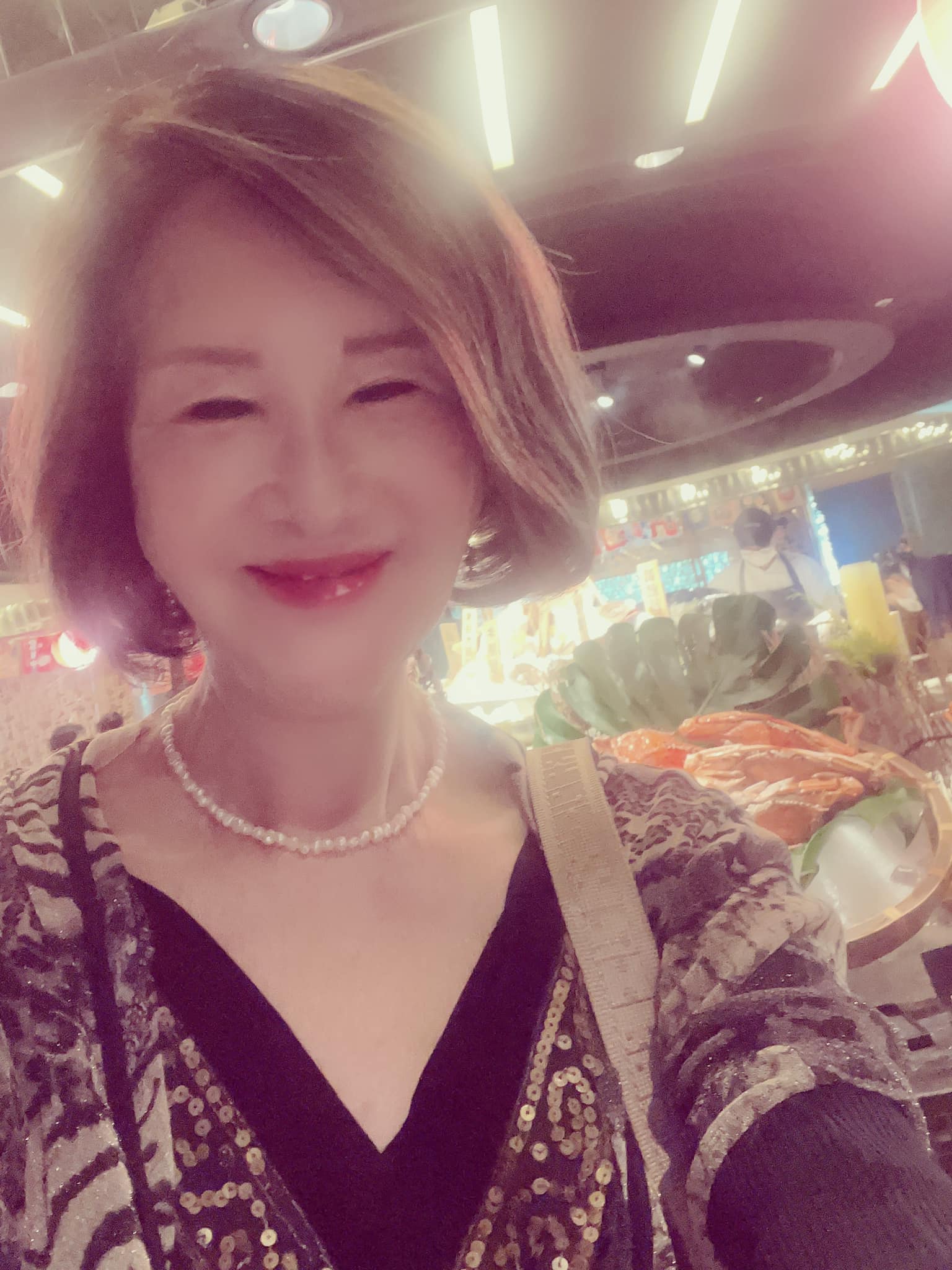 72歲恬娃「遊覽車叫賣襪子」營業額曝光 「一天跑車7趟」感嘆:用命換來的